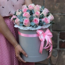 Нежная коробка роз с эвкалиптом