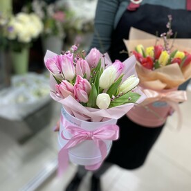 Коробка с тюльпанами