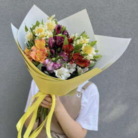 Букет ярких альстромерий