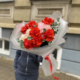 Букет с алыми розами и гортензией