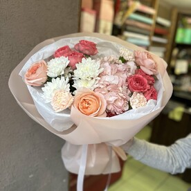 Красивый букет с розами