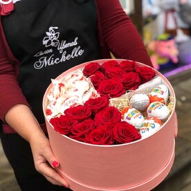 Вкусная коробка с розами