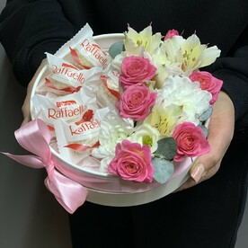 Бокс с цветами и рафаэлло