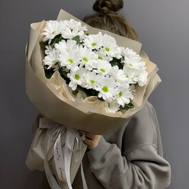 Букет из 5 кустовых ромашковидных хризантем с оформлением