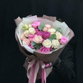 Букет из пионовидных кустовых роз