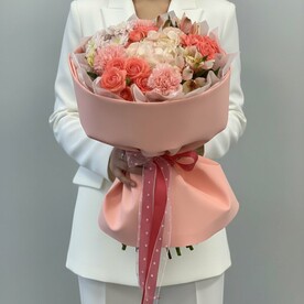 Сборный букет с гортензией и кустовыми розами