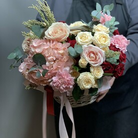 Корзина из секвойи большая с свежими цветами