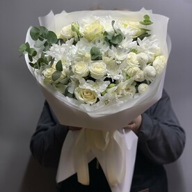 Сборный букет из белых цветов