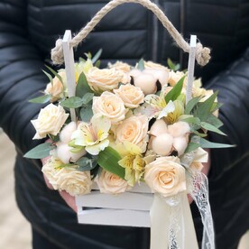 Корзинка с нежными цветами