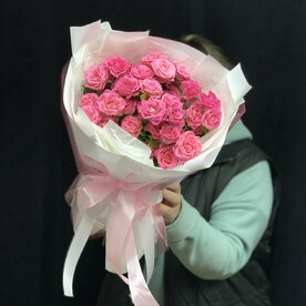 Букет кустовых розовых роз