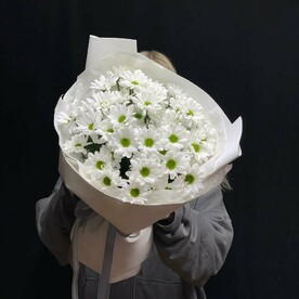 Белый букет из 7 хризантем