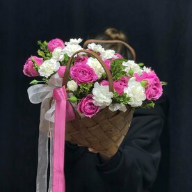 Сумочка из Пионовидных роз и белых диантусов