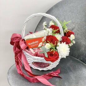 Набор конфеты и цветы в корзинке