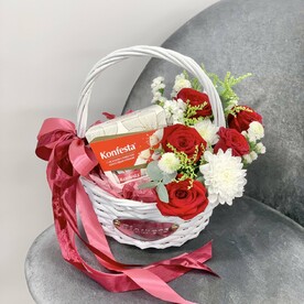 Корзина с подарком