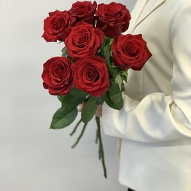 7 высоких импортных крупных  красных роз