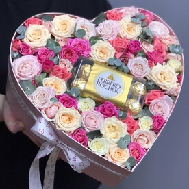 Коробка с цветами и конфетами