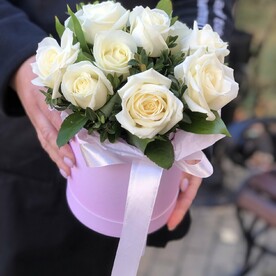 Шляпная коробка с белыми розами