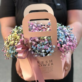 Коробка с цветной гипсофилой