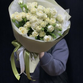 Букет из белых кустовых роз