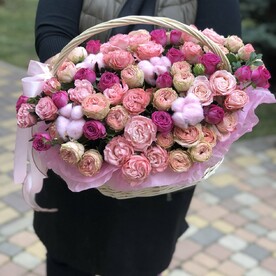 Корзина с кустовыми розами