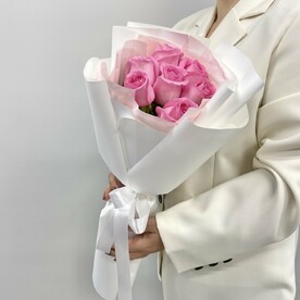 7 розовых роз