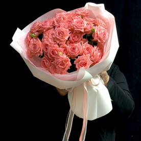 Букет кустовых коралловых роз