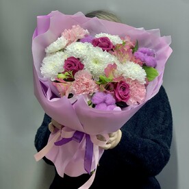 Букет из свежих цветов в сиреневых тонах