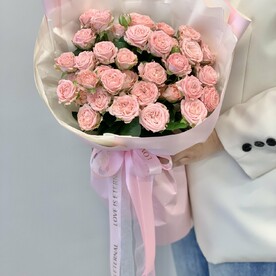 Букет кустовых розовых роз