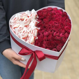 Сердце с конфетами и розами