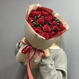 Букет красных кустовых роз