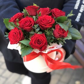 Коробка с красными розами