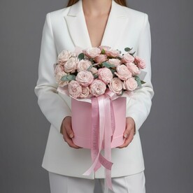 Цилиндр с кустовыми розами