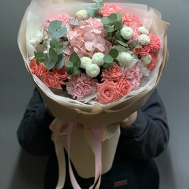 Букет из свежих цветов в нежных тонах