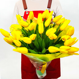 Букет из 31 отборного желтого тюльпана в дизайнерской упаковке