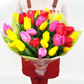 Букет из 31 отборного тюльпана в дизайнерской упаковке