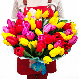 Букет из 51 отборного тюльпана в дизайнерской упаковке