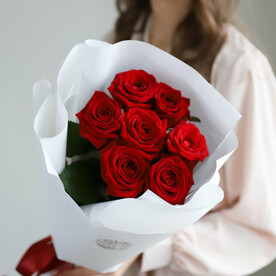Красные розы в белом оформлении (Россия, 7 шт)