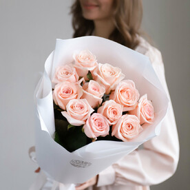 Розовые розы в белом оформлении (Россия, 11 шт)