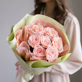 Розы розовые в нежном оформлении (7 шт)