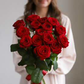 Красные розы в ленту (15 шт)