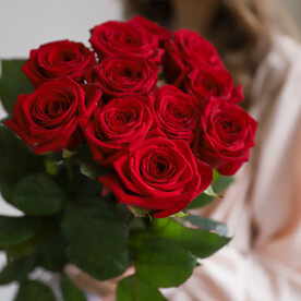 Красные розы в ленту (Россия, 11 шт)
