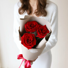Красные розы в бежевом оформлении (3шт)