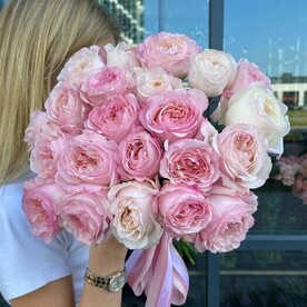 Букет из пионовидной розы «Радуга в саду»