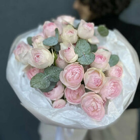 Монобукет из кустовой пионовидной розы и эвкалипта "Эстелла"