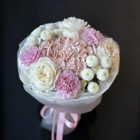 Авторский букет из гортензии, гвоздики и садовой розы "Нежный бриз"