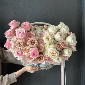 Авторская корзина с кустовыми, одноголовыми и пионовидными розами "Пряный аромат странствий"