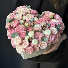 Цветочная композиция в бархатной коробке в форме сердца с пионовидными кустовыми розами