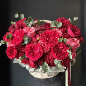 Авторская корзина в красных тонах с кустовыми и пионовидными розами "Драма в алых тонах"