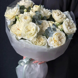 Авторский букет из пионовидных роз и эвкалипта "Свадебный марш колибри"