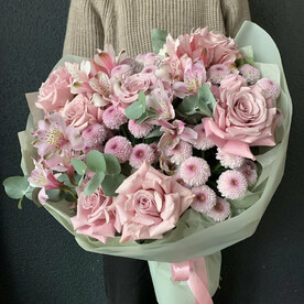 Авторский букет с розой, кустовой хризантемой и альстромерией "Пробуждение спящей красавицы"